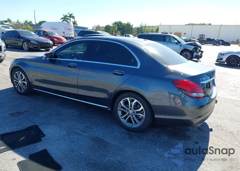 2015 Mercedes-Benz C 300 из США, поврежденный, VIN 55SWF4JB3FU070990